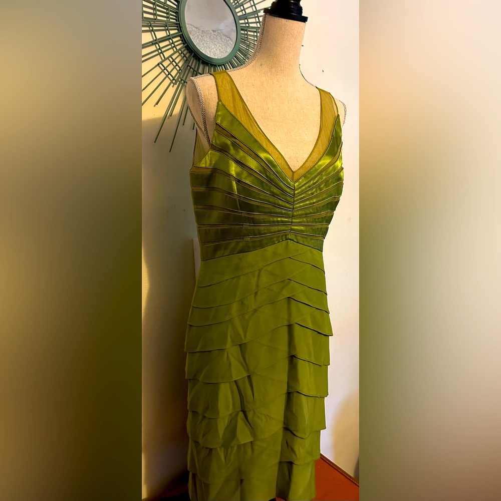 EUC ChettaB cocktail dress in grn made of 100% silk w/ light layers in this midi
